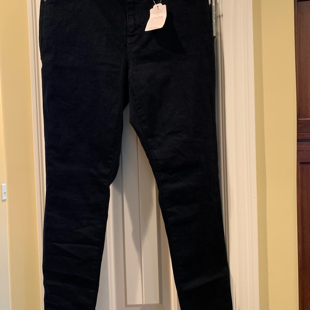 Women’s St. John’s Bay black skinny jeans